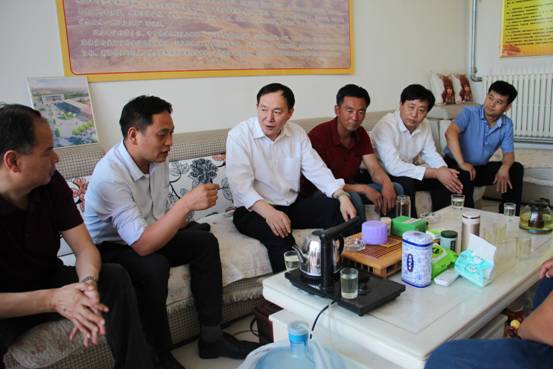 2018年5月24日，王进文检察长陪同市院检察长傅君佳到齐村乡慰问扶贫下乡工作组。.jpg