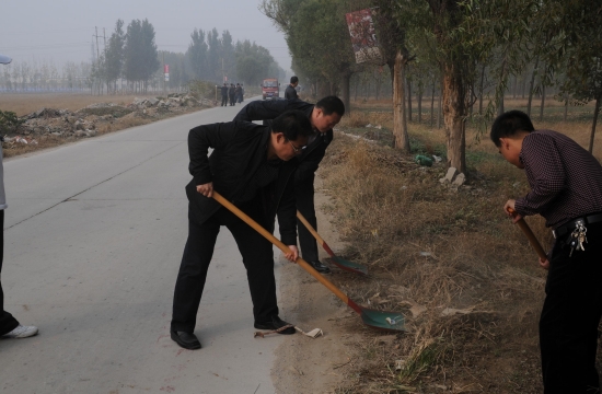 响应市委关于改善两个环境的号召,我院参加义务劳动