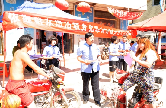 雄县人民检察院在张岗乡开展预防职务犯罪宣传